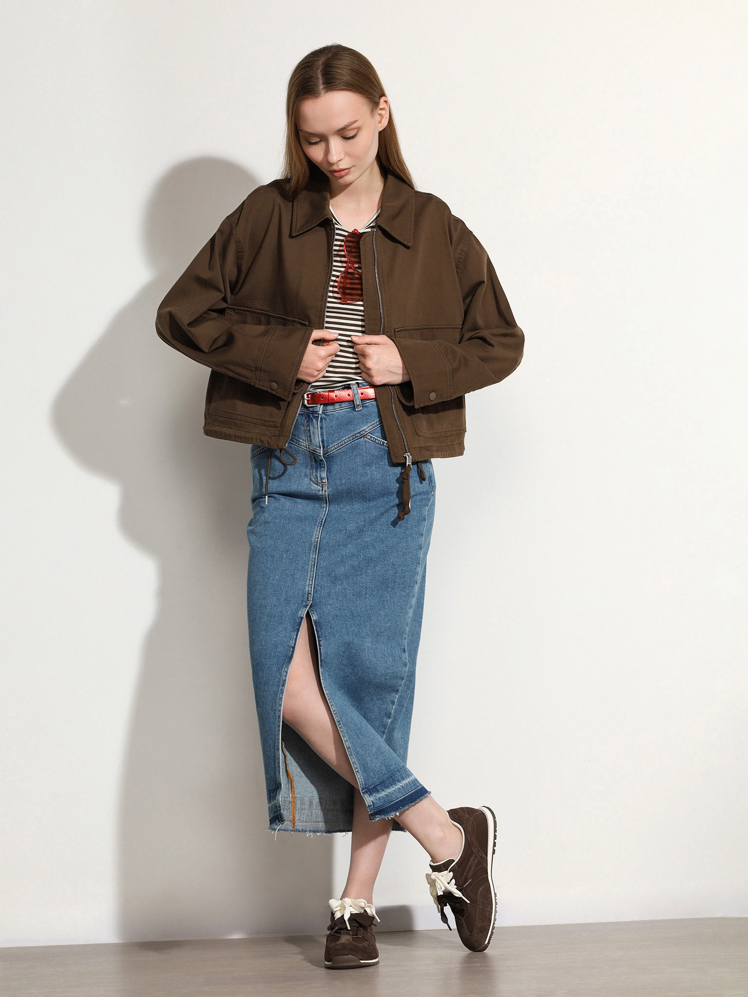 Куртка укороченная темно-коричневого цвета из смесового хлопка